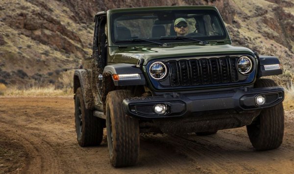 Шофиране по заснежен терен? Jeep Wrangler е един от най-добрите автомобили за сняг и лед. Тази здрава кола е най-подходяща за офроуд условия и е трудно да се победи, когато се състезавате по неасфалтирани писти. А благодарение на системата Selec-Terrain можете да изберете режим за сняг, който намалява мощността, изпращана към колелата, което означава, че потегляте по-плавно при заледяване. 
Отвътре Wrangler предлага изобилие от технологии, без да губи традиционния твърд вид и усещане за Jeep. Оборудване е с прилична информационно-развлекателна система със сензорен екран,  както и различни дисплеи за контролиране на работата на автомобила. 
Все пак имайте предвид, че Wrangler е 4×4, който е предназначен за сериозни офроуд маршрути, така че може да не е правилният избор, ако шофирате основно по асфалт (въпреки че по-новите версии са по-удобни по пътищата). 
